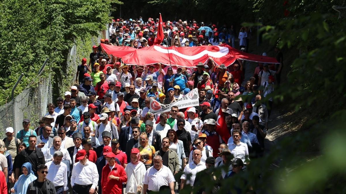 ''Atatrk ve stiklal Yolu Yry'' balad