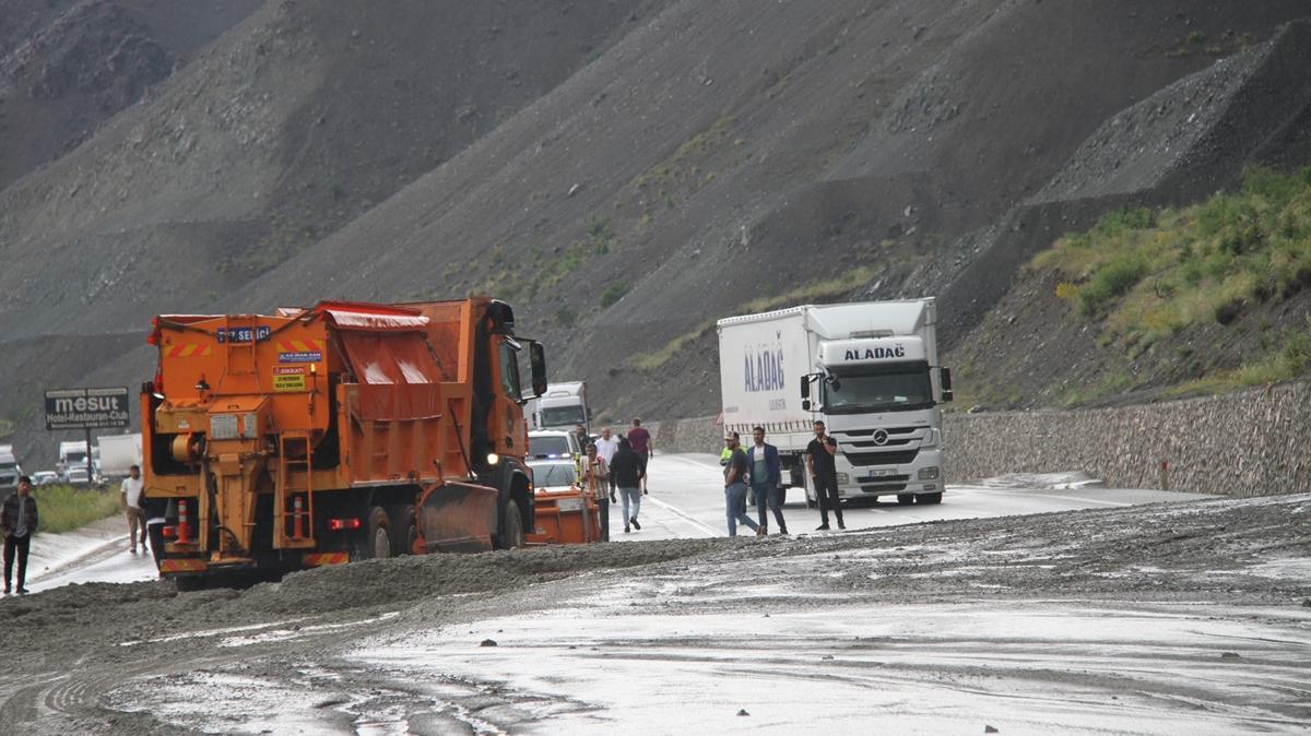 Erzincan-Sivas yolunda heyelan: Yol kapand