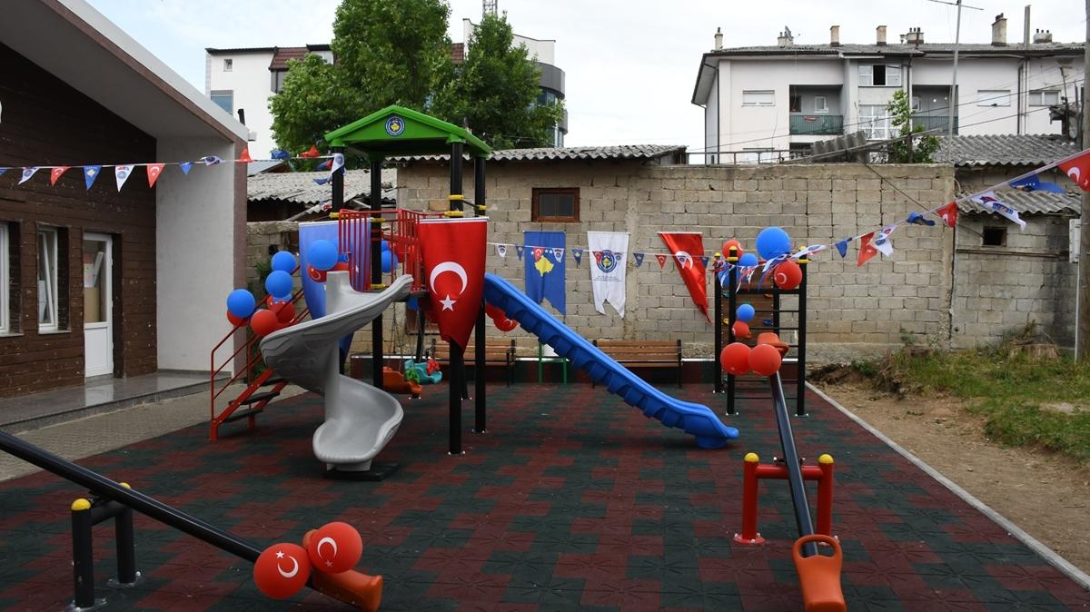 Mehmetik, Kosova'daki bir okulda ocuklara oyun park kurdu 