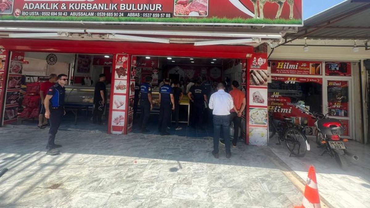 Koyunlar kaldrmda yan yana dizip kesen kasap dkkan kapatld