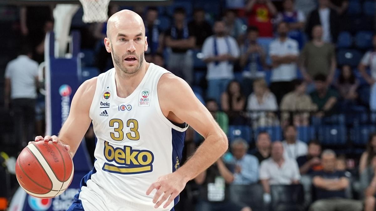 Nick Calathes'ten ayrlk aklamas!