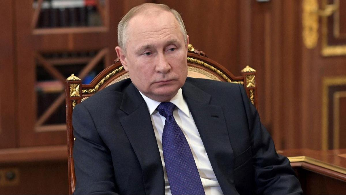 Putin, petrol rn satna ynelik yasan sresini uzatt