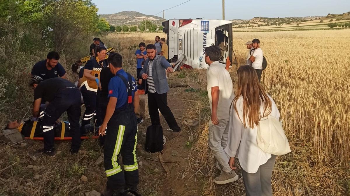 Denizli'de yolcu otobs devrildi