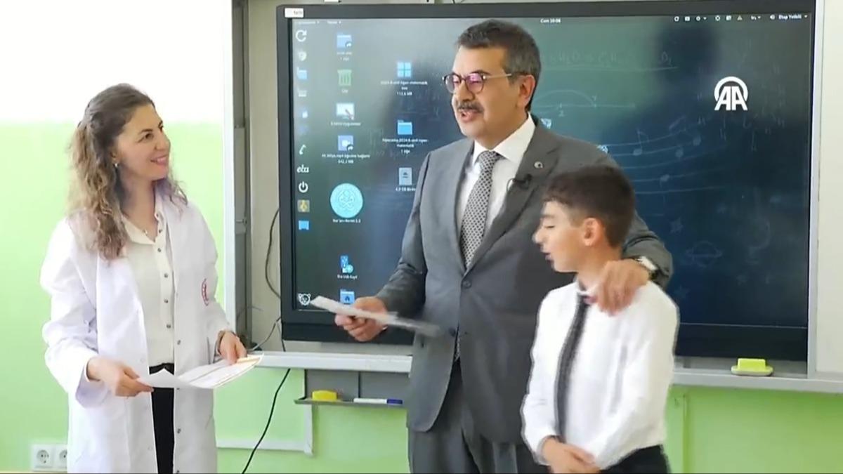Okullarda son ders zili alyor! Bakan Tekin rencilerin karne heyecanna ortak oldu