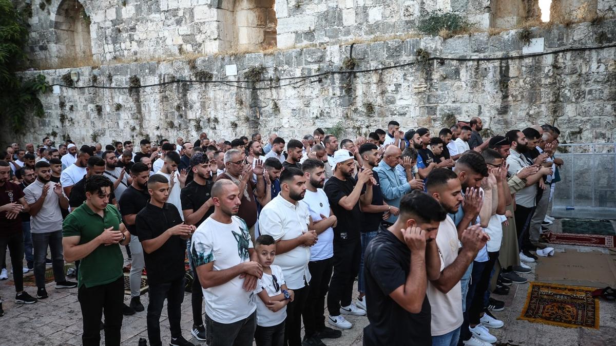 Mescid-i Aksa'da silahlarn glgesinde bayram namaz