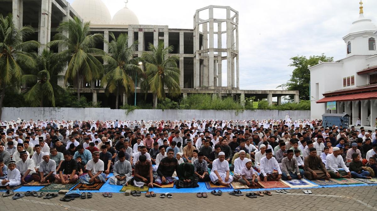 Endonezya'da Mslmanlar bayram namaz iin camilere akn etti