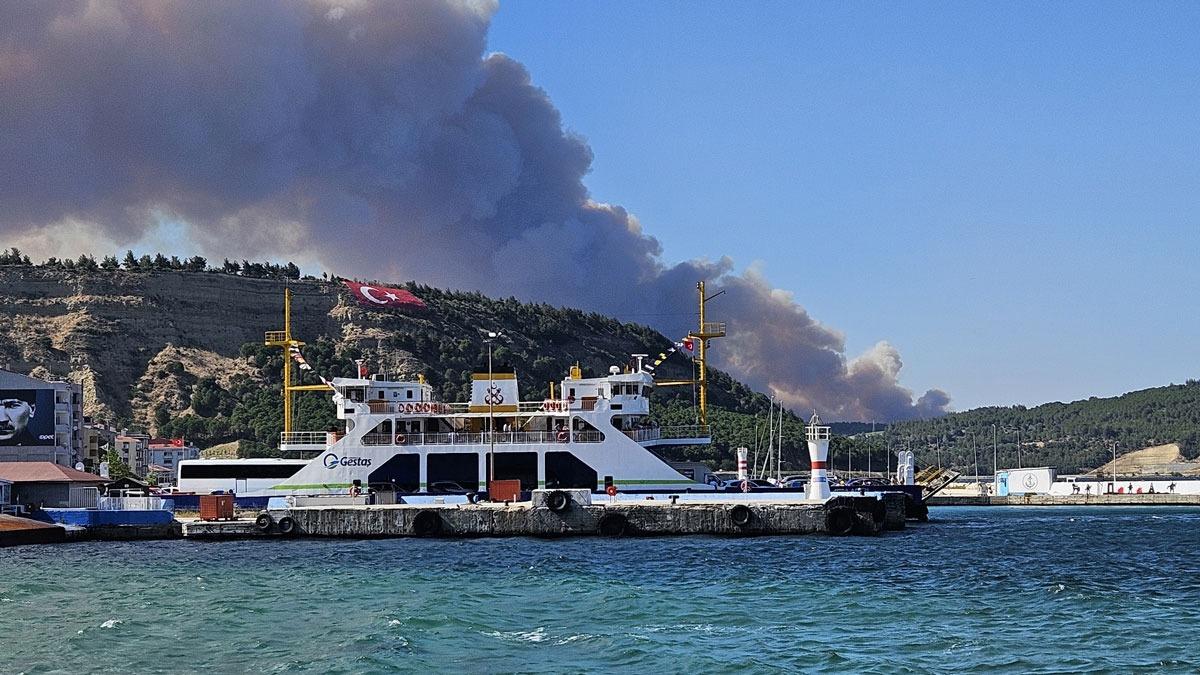 anakkale Boaz gemi trafii orman yangnlar nedeniyle kuzey-gney tek ynde askya alnd