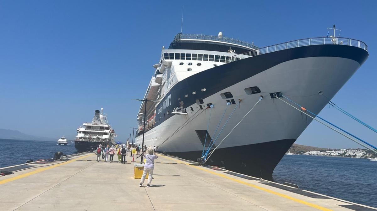 Bodrum'a kruvaziyer akn! 2412 turist ileye geldi