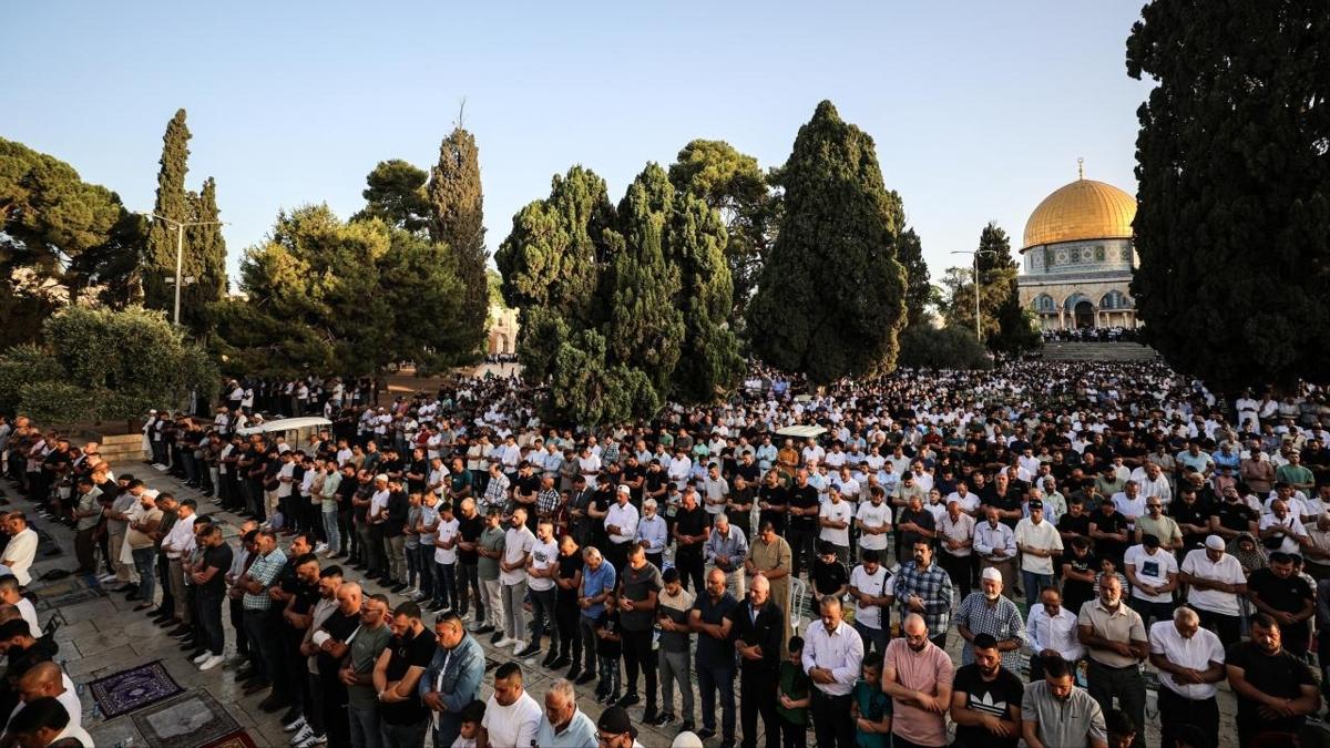 Mescid-i Aksa'da cuma namaz srail polisinin kstlamalar altnda klnd