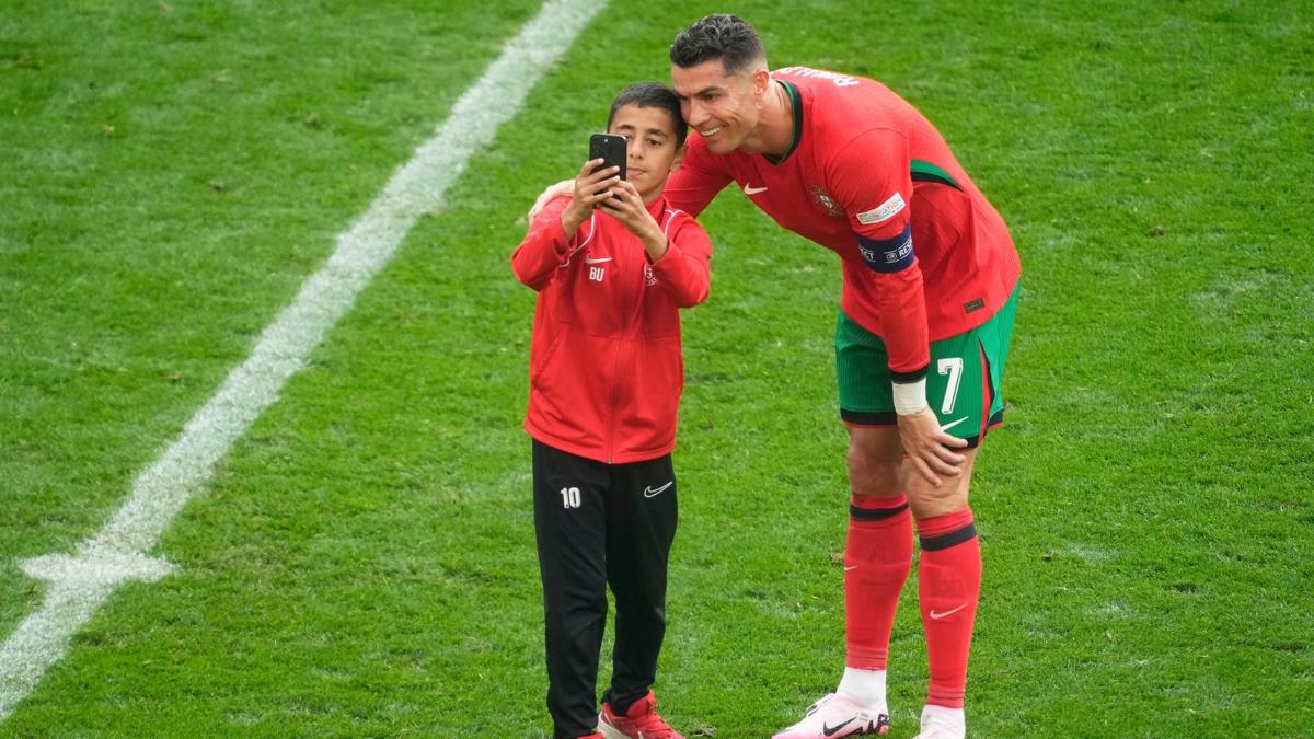 Cristiano Ronaldo iin sahaya atlad!