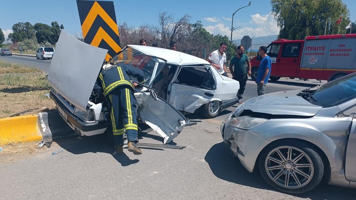 Van'da iki aracn arpmas sonucu meydana gelen kazada 14 kii yaraland