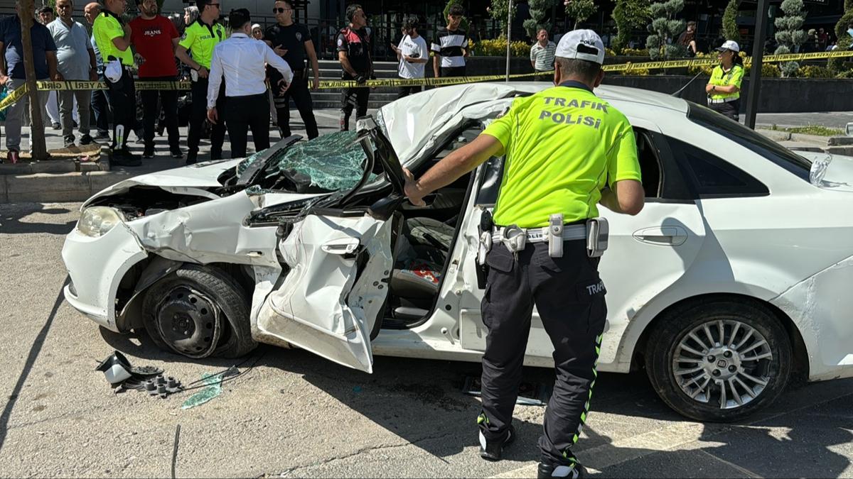 Elaz'da trafik kazas tr ile otomobil arpt: 3 kii yaral