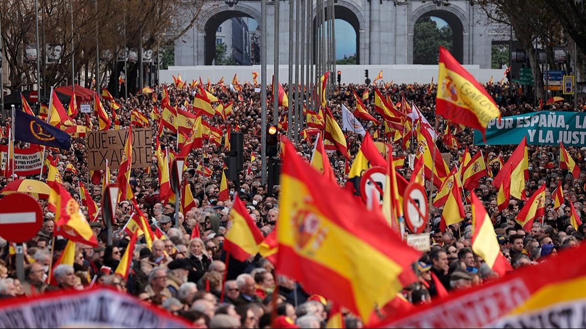 spanya'da ar sa endiesi! 'stilac' olarak niteledikleri Mslmanlar lkeden kovma ars yaptlar