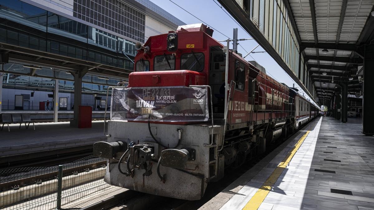 Turistik Tatvan Treni dzenlenen trenle birlikte seferlerine balad