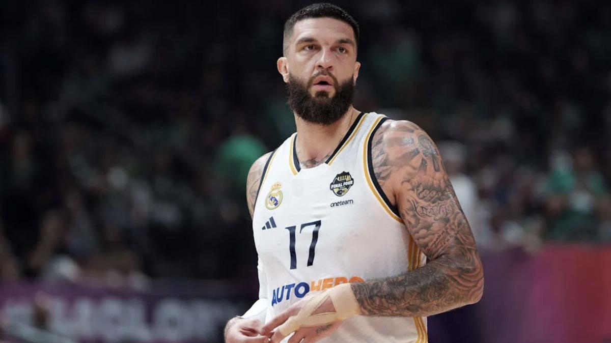 Anadolu Efes, Poirier'i aklad