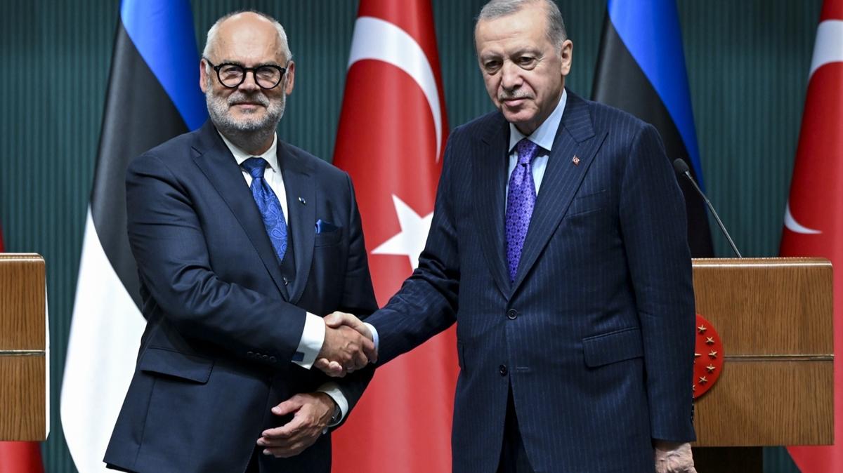 Bakan Erdoan, Karis onuruna yemek verdi