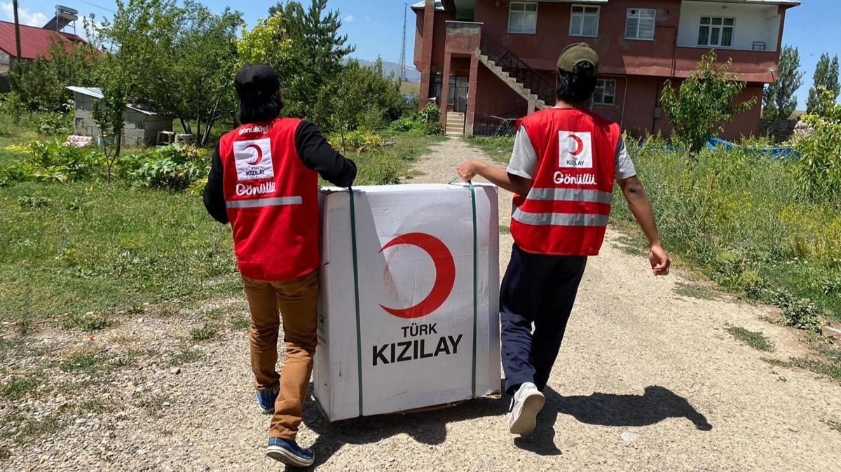 Trk Kzlay, Ar'daki 10 engelliye tekerlekli sandalye desteinde bulundu 