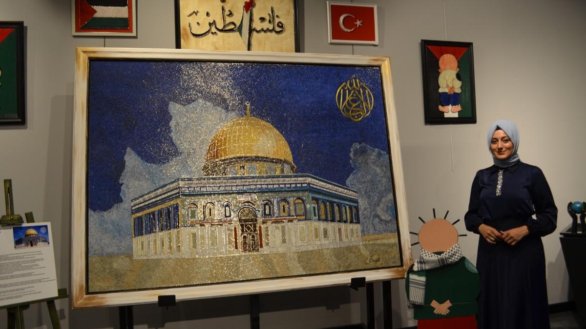67 bin ivi kullanarak Kuds'teki Kubbetu's Sahra Camisi'ni tabloya naketti