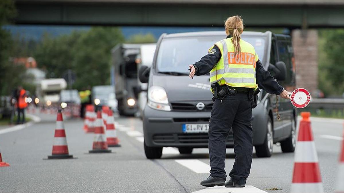 Almanya'da ilgin olay! Yemedii halde kaar peyniri alan polis meslekten atld