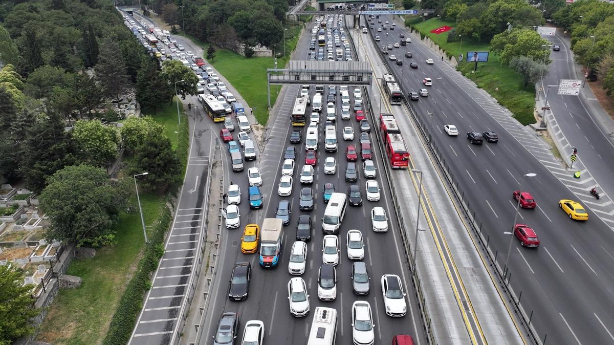 BB'nin i bilmezlii vatanda madur etti! Saatlerce trafikte beklediler