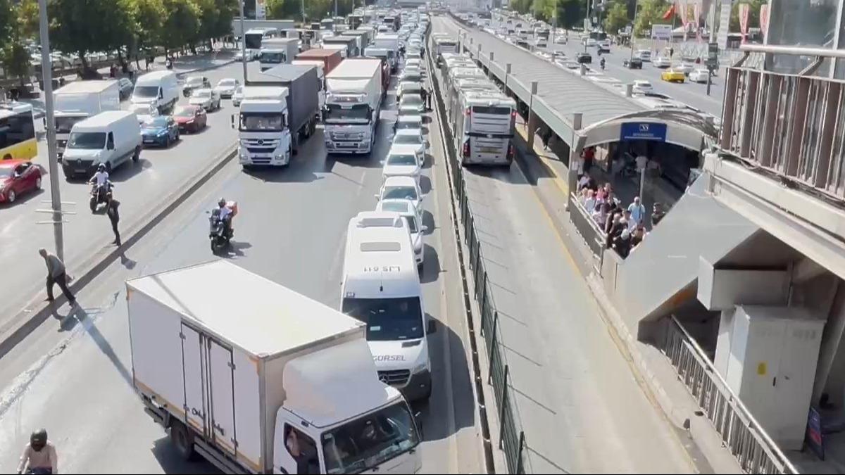 Beylikdz - Haramidere mevkiinde meydana gelen kaza sonras trafik durma noktasna geldi