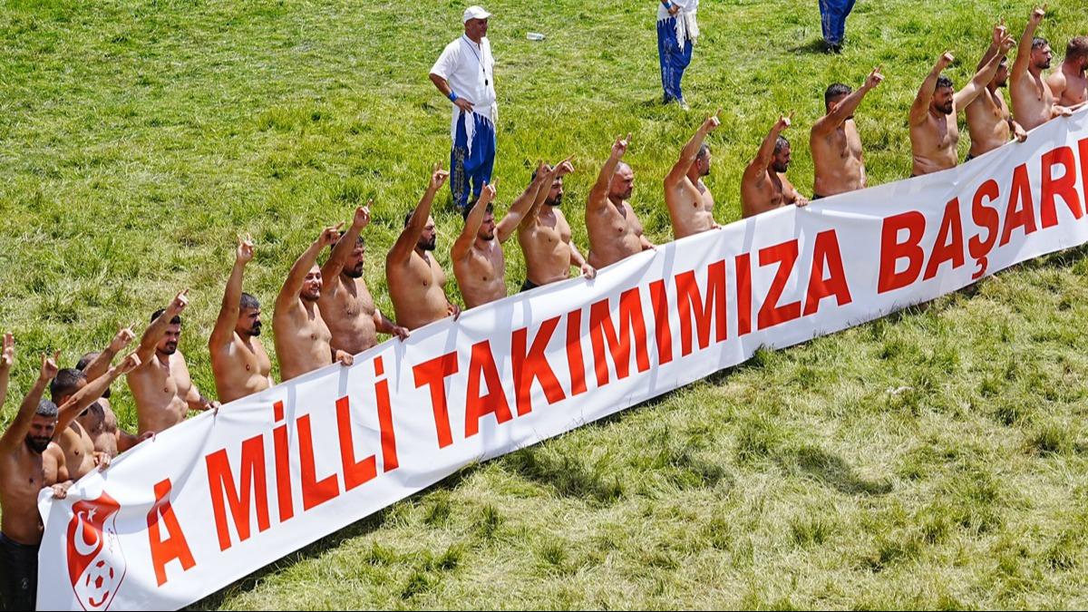 Bapehlivanlar, Milli Takm'a ''Bozkurt'' iareti yaparak destek verdi