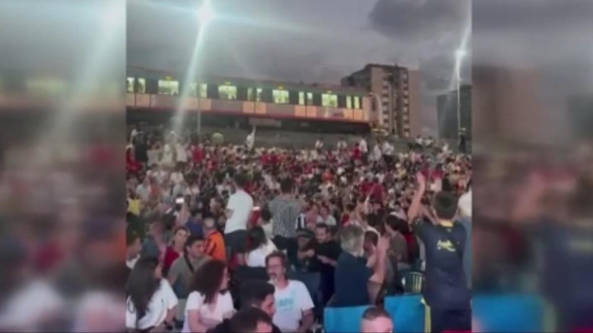 Milli Takm'a cokulu destek! Treni durduran Marmaray makinisti ma taraftarla beraber izledi