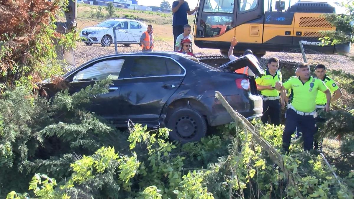 Pendik'te otomobil bariyerleri aarak yeil alana utu