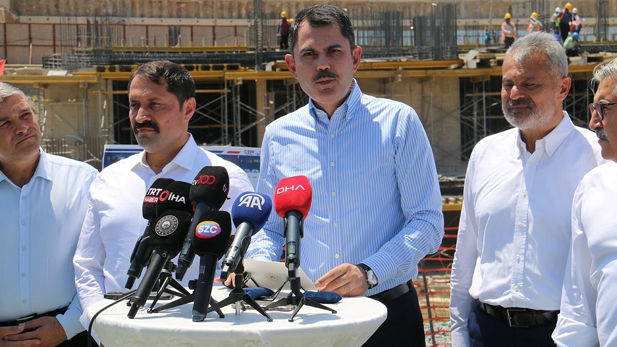 Bakan Kurum deprem blgesi Hatay'da! 200 bin konutun teslimi iin tarih verdi