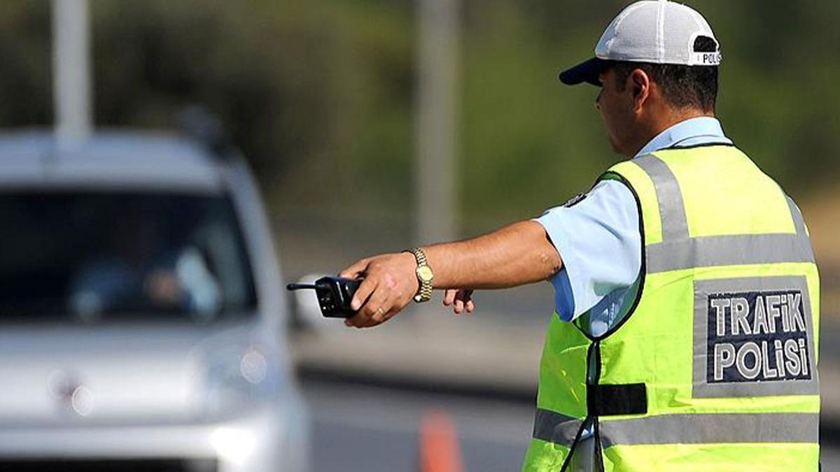 Adana'da polisin ''dur'' ihtarna uymayan motosikletteki 2 kii kaza yapnca yakaland