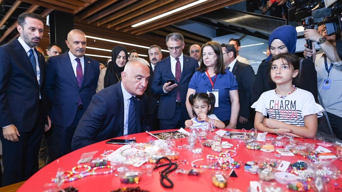 Bakan Ersoy'dan festivale katlan ocuklarla ilgili paylam: Cokulu mesajlarn aldm