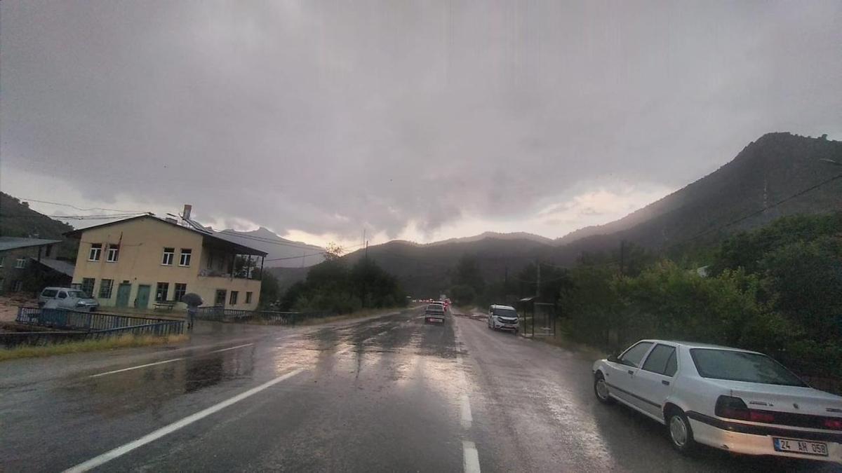 Gmhane'yi saanak ya vurdu, Erzincan-Gmhane karayolu kapand 