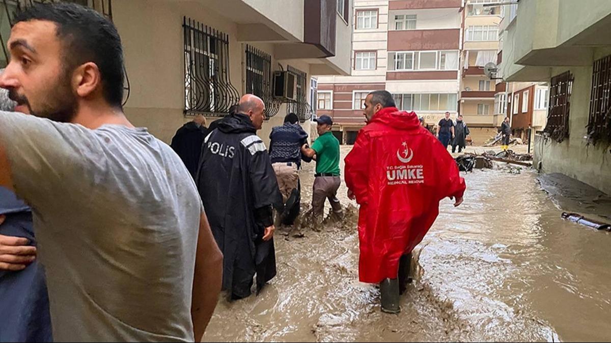 Sel blgesi iin 7 UMKE timi ve 22 ambulans grevlendirildi