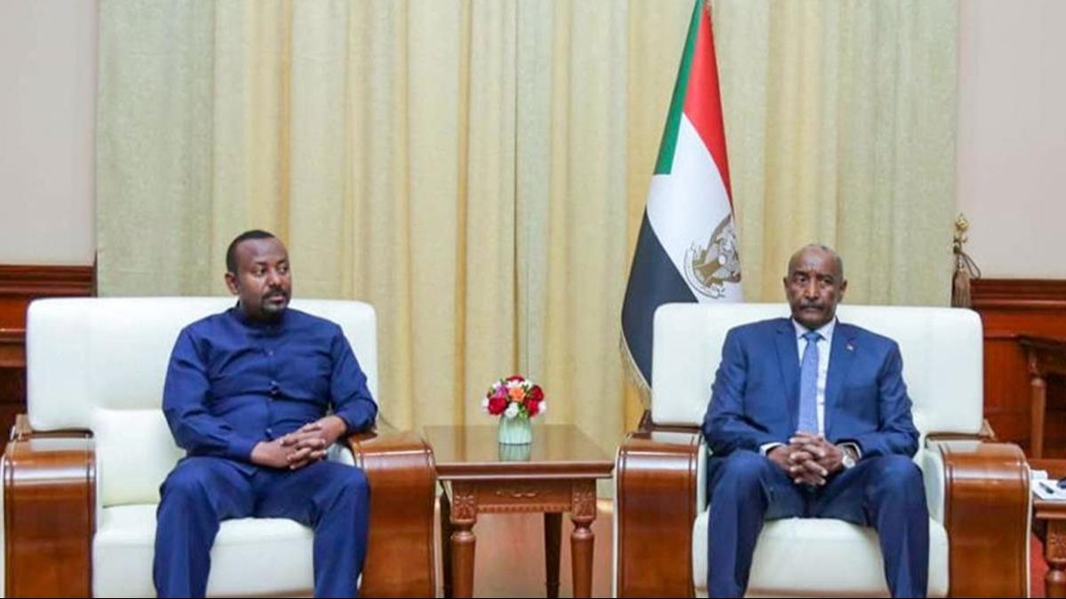 Sudan'da nemli grme! Burhan, Etiyopya Babakan ile bir araya geldi 