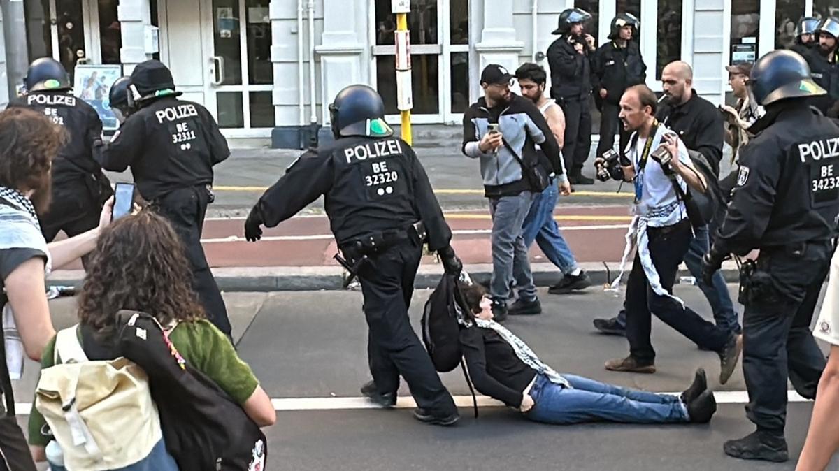 Almanya'da Filistin destekilerine polis engeli