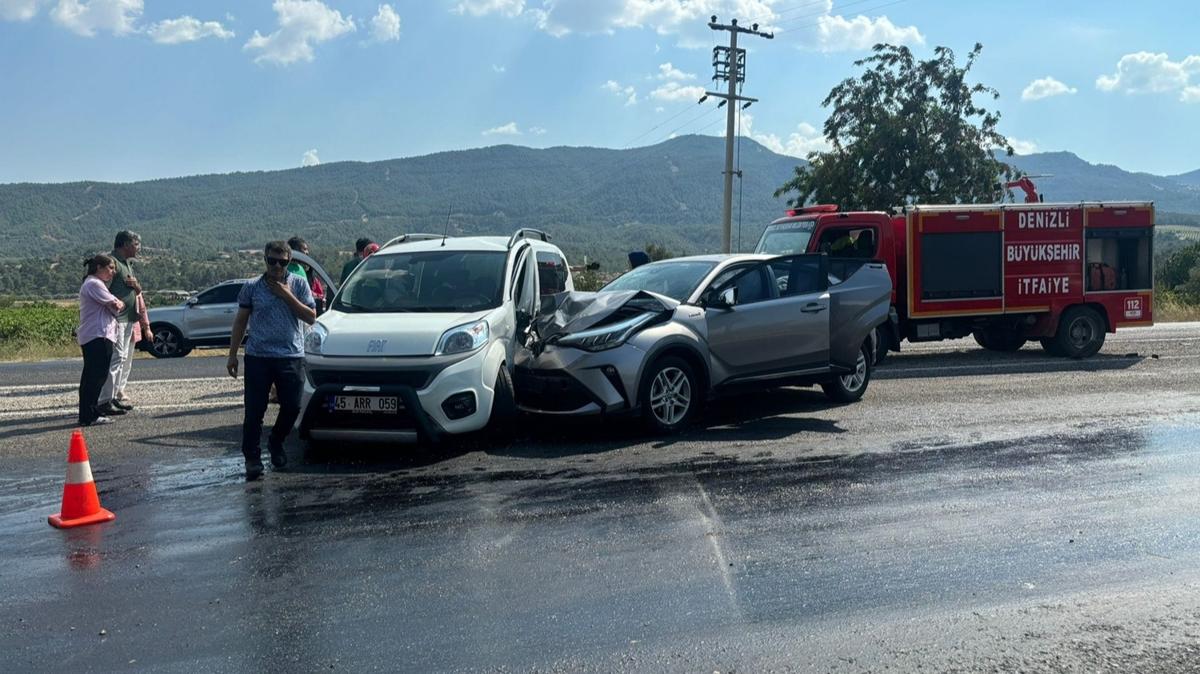 Denizli'de iki otomobil arpt