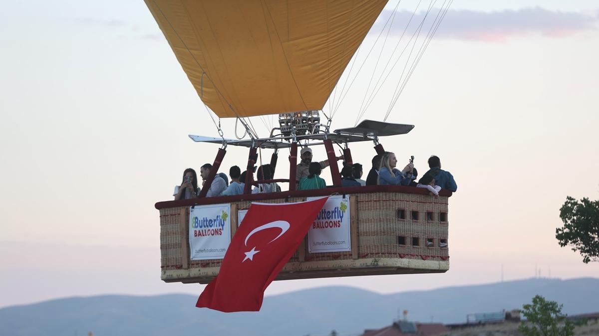 Kapadokya'da scak hava balonlar byle utu