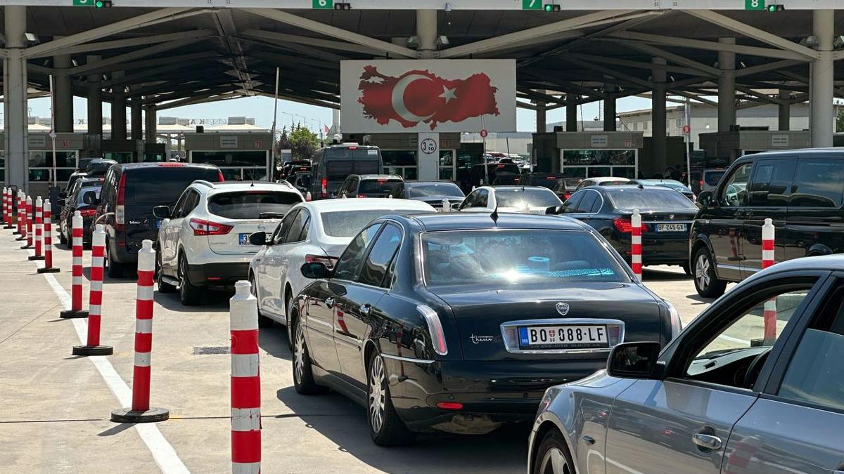 Kapkule'de tarihi rekor: 1 gnde 9 bin 628 ara- 40 bin 593 yolcu 