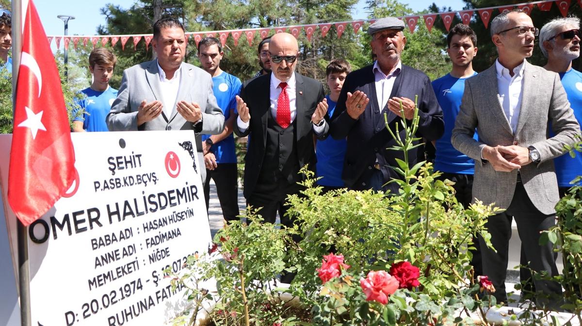 15 Temmuz kahraman ehit mer Halisdemir'in kabrine ziyareti akn