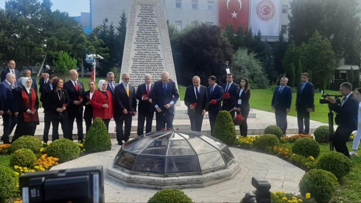 TBMM Bakan Kurtulmu ve Cumhurbakan Yardmcs Ylmaz, 15 Temmuz ehitler Ant'na karanfil brakt