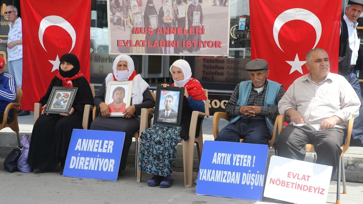 Çocukları dağa kaçırılan Muşlu aileler DEM Parti binası önünde eylem yaptı