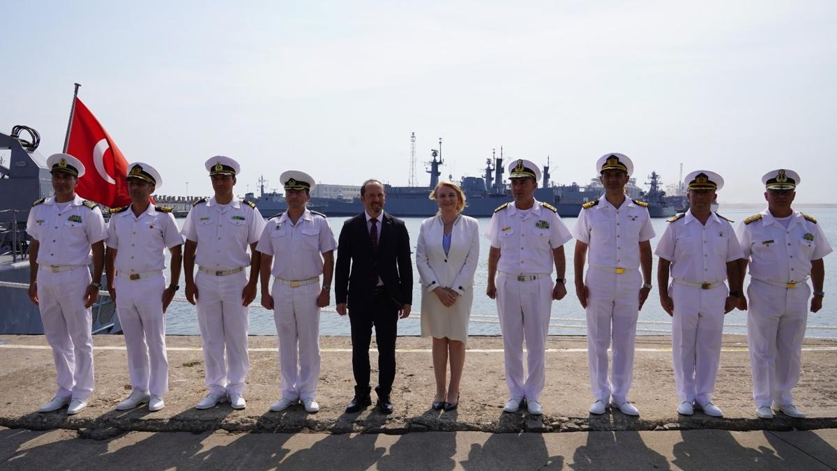 TCG Yzba Gngr Durmu ve TCG Akay gemileri Romanya Liman'nda