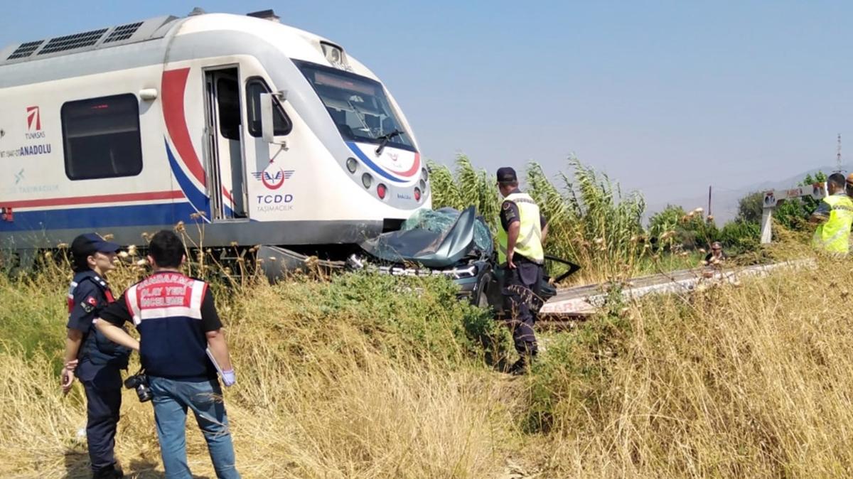 zmir'de facia! Yolcu treni araca arpt: Ayn aileden 3 kii ld