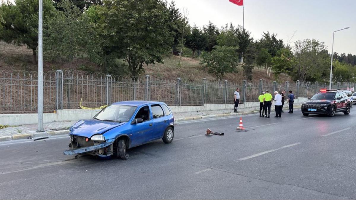 Kkekmece'de feci kaza! Lastii patlayan otomobil duvara arpt