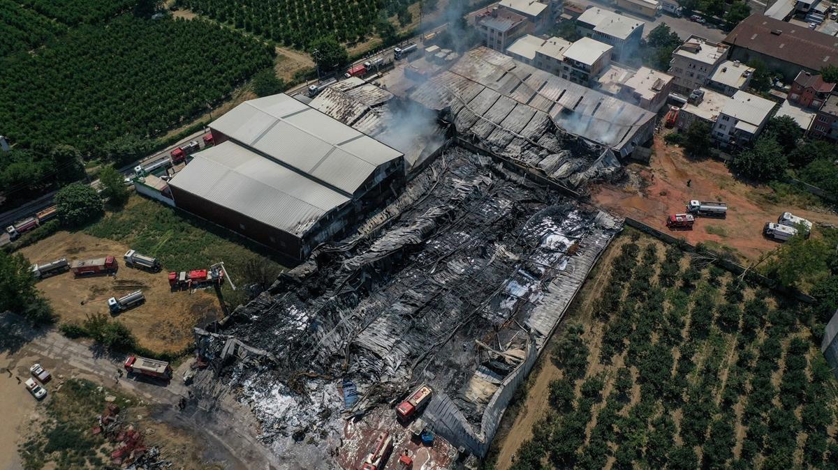 Bursa'da fabrika ve geri dnm tesisinden yaylan yangn sndrld