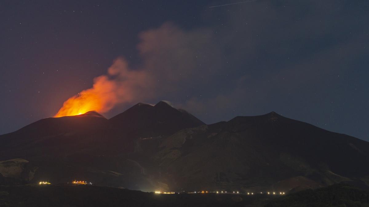 Etna Yanarda yeniden sessizliini bozdu