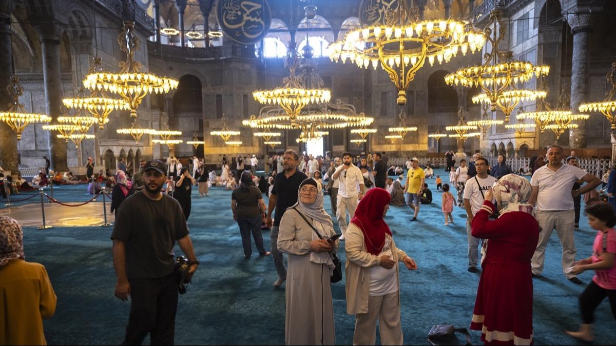 Ayasofya-i Kebir Cami-i erifi ziyareti aknna urad: Byle tarihi yerlerde kalbimin sndn hissediyorum