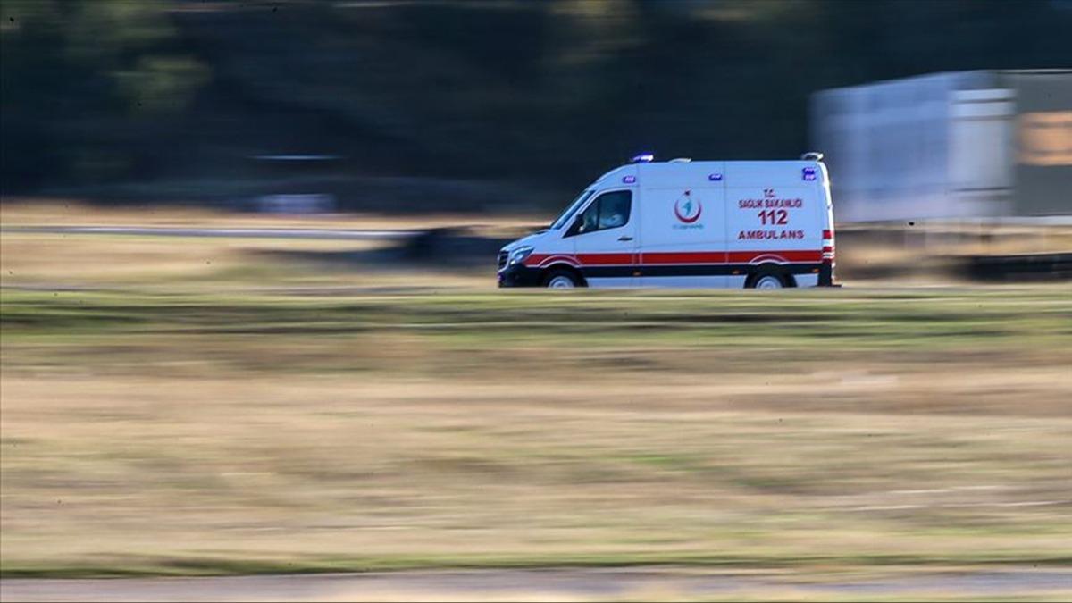 Polisten kamaya alrken kaza yaptlar: 2 l