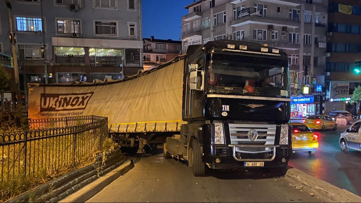 Viraj alamayan TIR'n dorsesi yan yatt: Kuru gda rnleri caddeye dkld