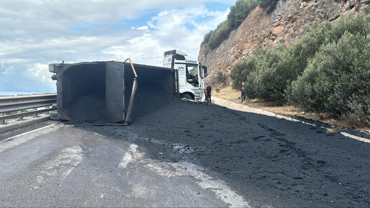 Kocaeli'de devrilen tr nedeniyle kapanan D-100 kara yolu stanbul istikameti ulama ald